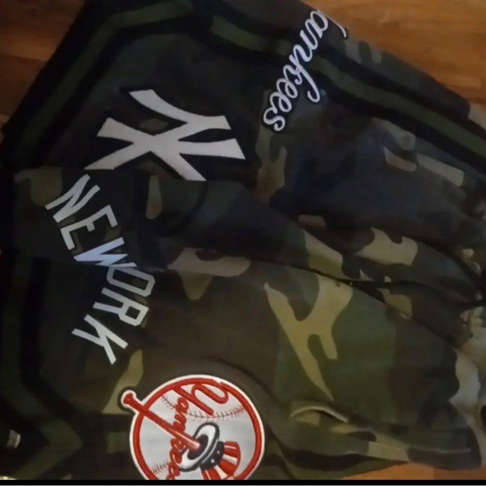 Yankees camo pro standard shorts plus cap